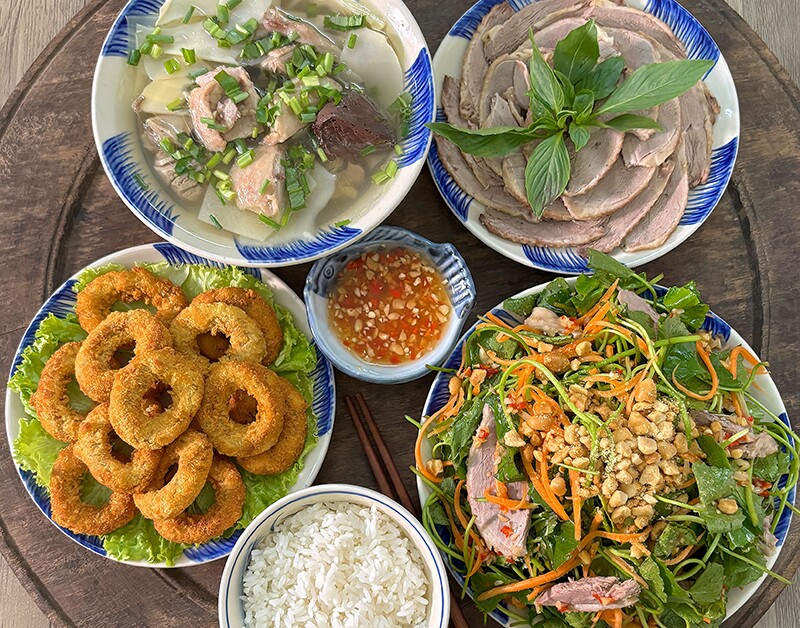 Mâm cơm này nhà chị Thu Hương gồm các món: Vịt luộc, gỏi vịt, donut gà chiên giòn, canh măng vịt.