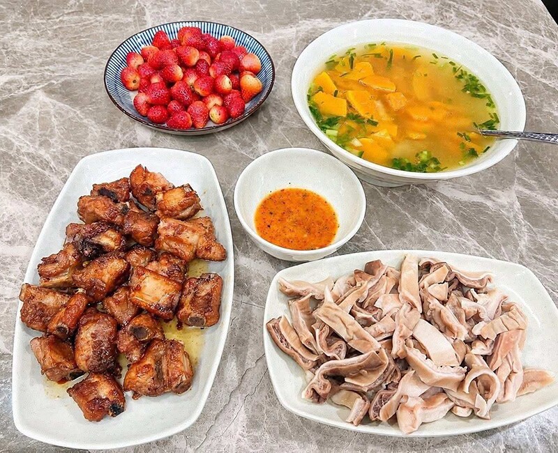 Mâm cơm này gồm các món: Sườn rán, dạ dày luộc, canh bí.