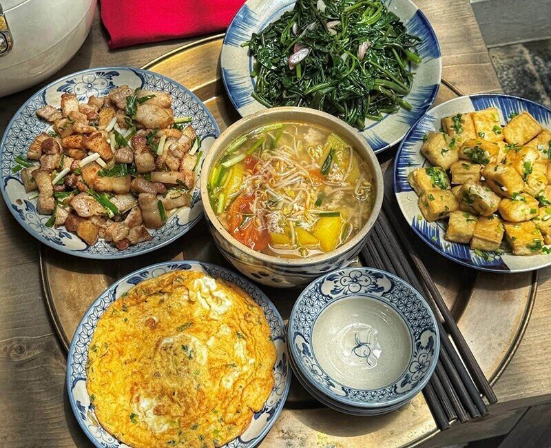 Mâm cơm này gồm các món: Canh chua, thịt rang cháy cạnh, rau muống xào tỏi, đậu phụ tẩm hành, trứng chiên (Ảnh: Loan Trần)