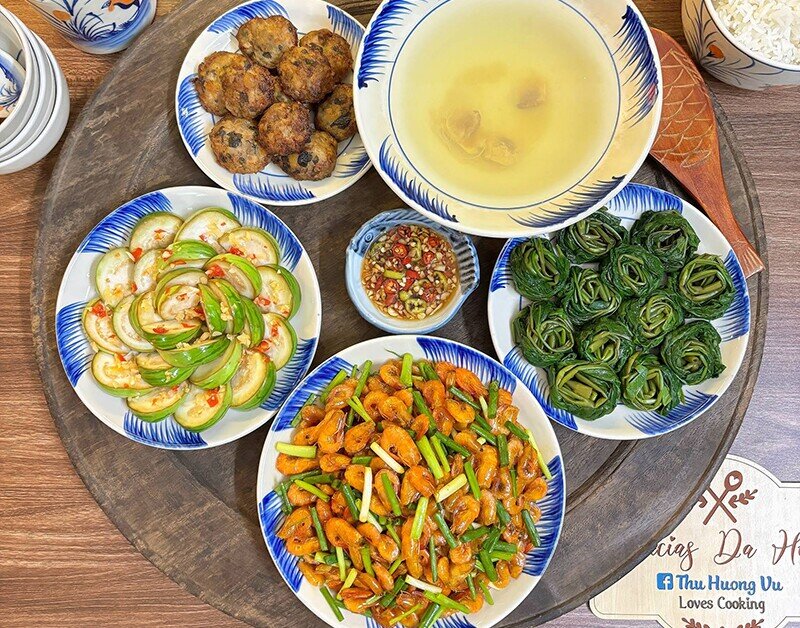 Mâm cơm này gồm các món: Tôm rang hành, cà bát muối xổi, rau muống luộc, chả cá ngần. (Ảnh: Thu Hương)