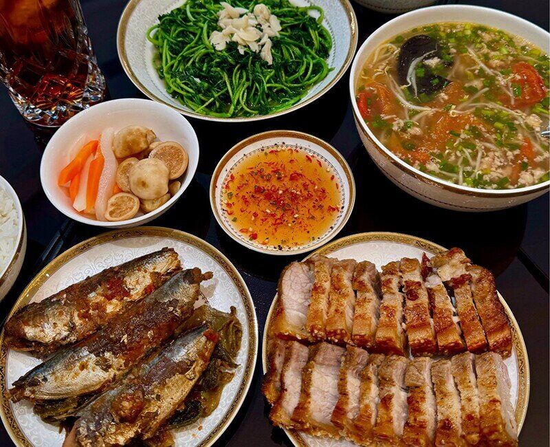 Bữa cơm này hè này có: Thịt quay - Cá nục kho dưa - Cải xoong xào tỏi - Canh chua giá thịt băm - cà muối. (Ảnh: Lê Thu Phương)