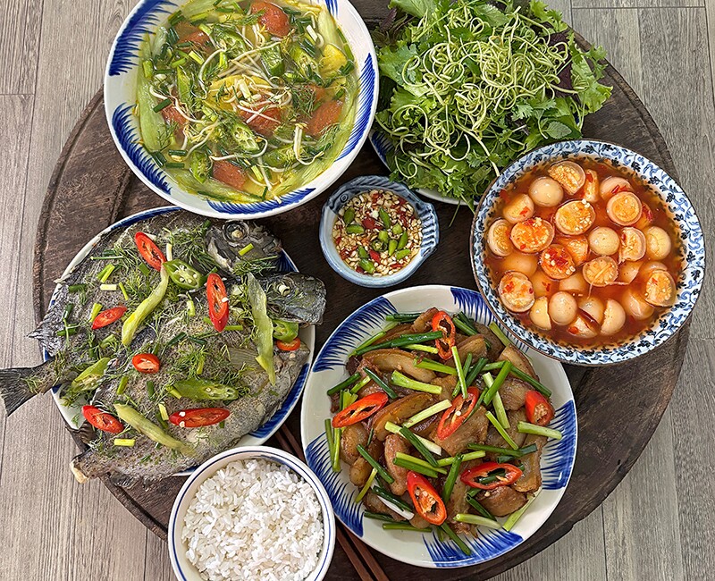 Mâm cơm này nhà chị Thu Hương có các món: Cá dìa nấu canh chua, thịt ba chỉ rang cháy cạnh, cà muối.