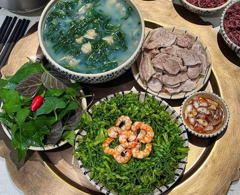Mâm cơm này gồm các món: Thịt luộc, hoa thiên lý luộc + tôm hấp, canh rau muống nấu ngao (Ảnh: Trần Loan).