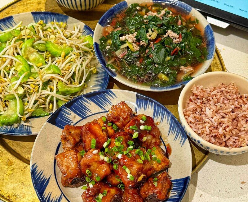 Mâm cơm này gồm các món: Sườn xào chua ngọt, canh rau dền thịt băm, mướp xào giá (Ảnh: Loan Trần)