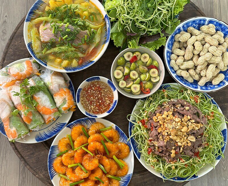Mâm cơm này gồm các món: Bánh tráng cuốn tôm, thịt; nộm bò rau muống, tôm rim, lạc luộc, canh chua cá, sung muối (Ảnh: Thu Hương)