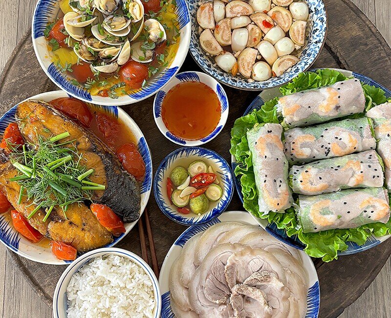 Mâm cơm này gồm các món: Chân giò luộc, bánh tráng cuốn tôm thịt, cá thu sốt cà chua, canh ngao chua, cà muối (Ảnh: Thu Hương)