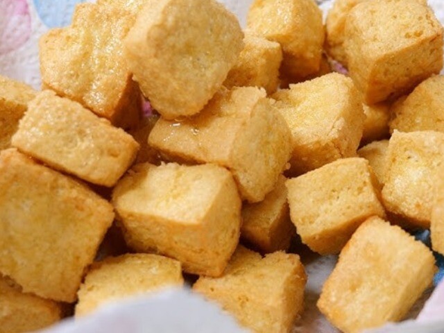 Nhiều năm rán đậu giờ mới biết, cho thêm thìa này vào sẽ không bắn dầu, đậu giòn hơn, nhiều người làm sai nên đậu nát hoặc kém ngon