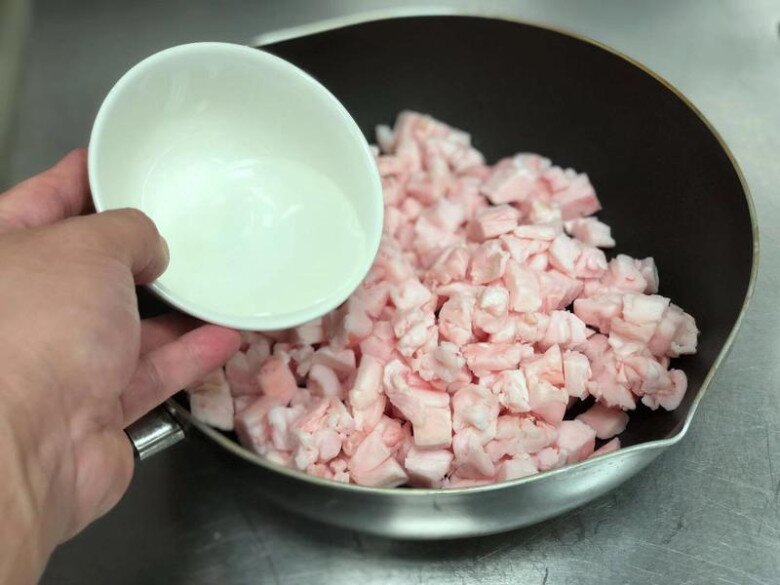 Rán mỡ lợn, nhiều người làm sai ngay bước đầu, đầu bếp mách cách nấu mỡ trắng tinh, thơm nức, để cả năm không hỏng - 3
