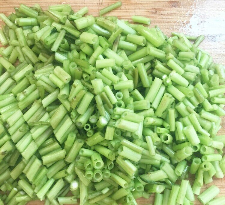 Ăn mãi mới biết rau này giàu canxi, đem luộc, làm nộm hay xào đều ngon giòn lại bổ, được ưa chuộng vào mùa hè - 2