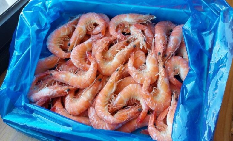 Bảo quản tôm đừng cho luôn vào tủ lạnh, thêm bước nữa để tôm để lâu vẫn tươi ngon, không đen đầu hay khô bở - 3