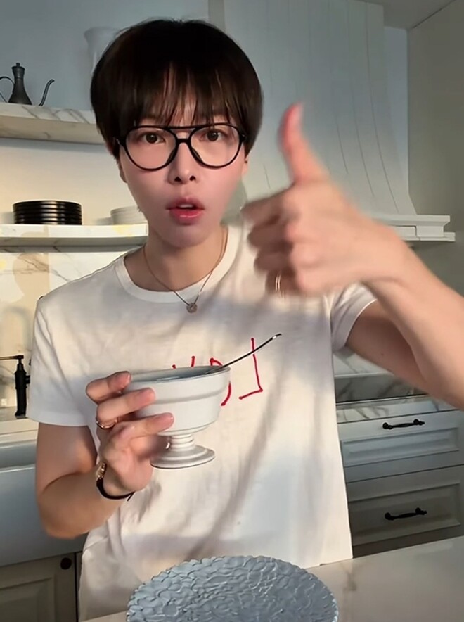 Anh thích thú với cách làm kem này: Ai nghĩ ra cái này hay quá ha. Ngon thật mà không phải kiểu dăm đá đâu nha mọi người.