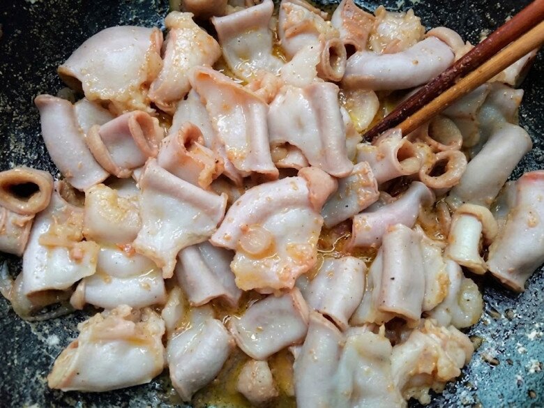 Cách làm lòng xào dưa giòn ngon, thơm, sạch mà không hề bị dai nhách cho ngày mưa gió - 4