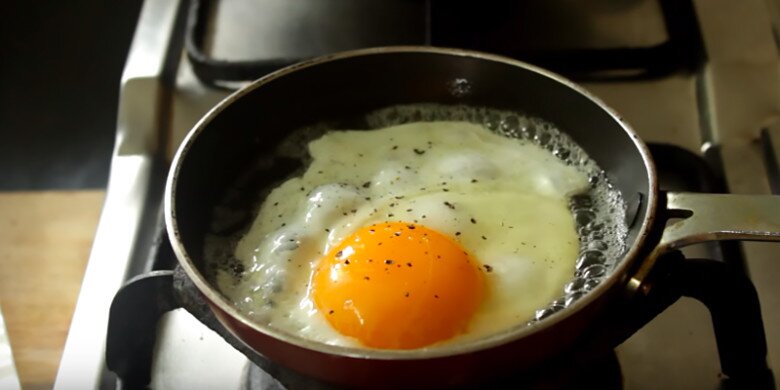 Làm trứng ốp đừng cho luôn vào chảo, thêm một bước nữa, trứng không bị cháy viền hay dính sát - 3