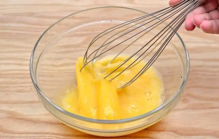 Chiên trứng, đừng chỉ cho muối, thêm 2 thứ này nữa, trứng mềm mịn cực ngon, không bị khô cứng - 2