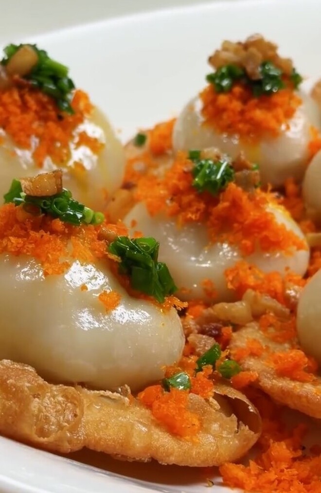 Vì kích thước chiếc bánh quá lớn, Khánh Vân cắn ăn theo phong cách tự nhiên nhất. Cô nàng liên tục trầm trồ khen ngợi lớp vỏ bột dẻo mịn kết hợp hoàn hảo với phần nhân đậm đà và đế bánh giòn tan.