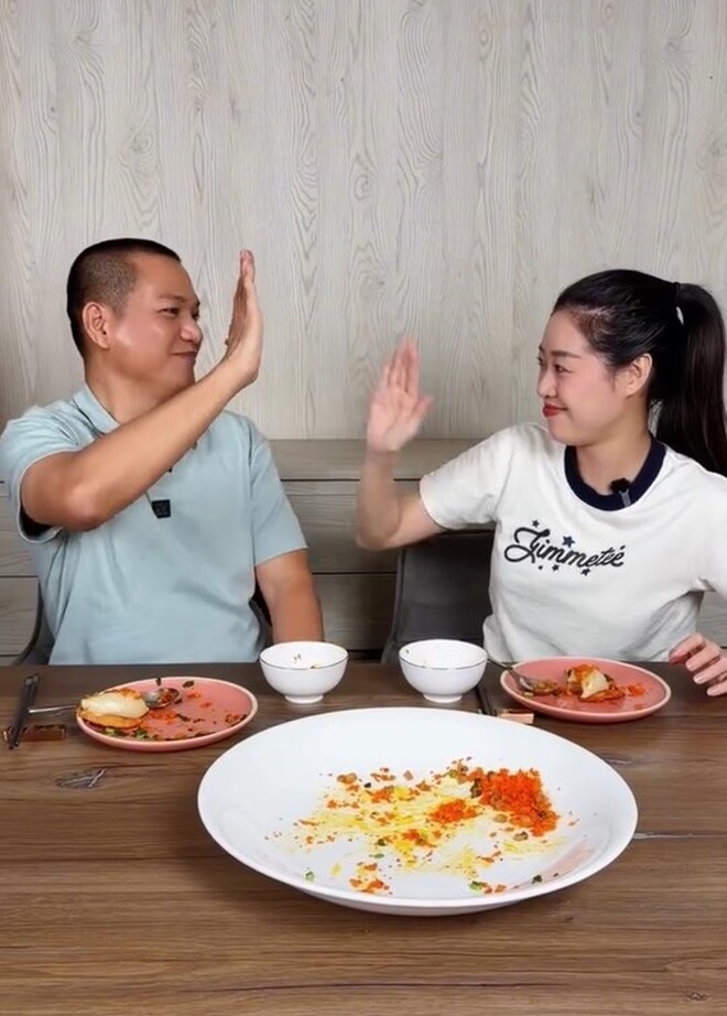 Dù ăn no căng bụng và bị dính mỡ hành lên mũi, nàng hậu vẫn không thể ngừng đũa và ăn sạch những chiếc bánh còn lại. Cô hạnh phúc chấm cho chồng điểm số 1 tỷ điểm và tiếp tục lên lịch thử thách anh với những món bánh truyền thống khác.