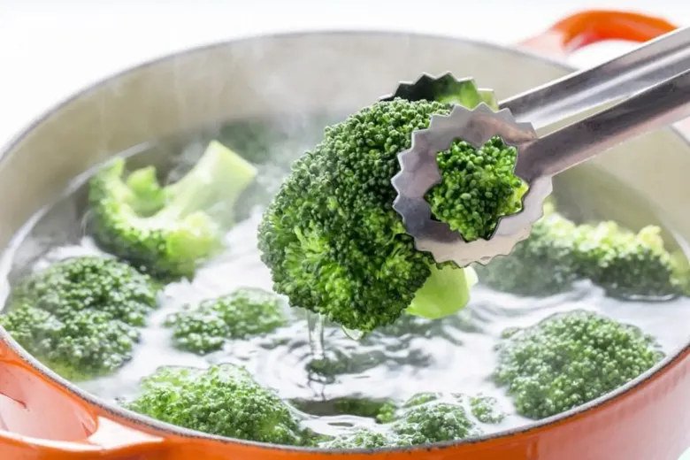 Dù xào rau gì, cho trực tiếp vào chảo là sai, thêm 2 bước nữa rau luôn xanh giòn - 2