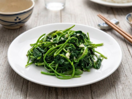 Nhiều người chỉ ăn củ cây này, nhưng phần lá mới là "báu vật", đem xào mẻ ngon như đặc sản