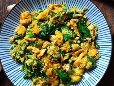 Lá của loại rau này cực giàu vitamin K nhưng nhiều người chê khó ngửi, xào với trứng ăn cực ngon lại rất bổ