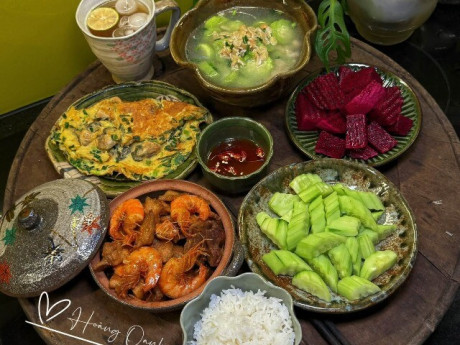 Mẹ đảm cùng cả nhà đi chơi xuyên Việt về, con trai kêu thèm cơm nhà, khoe 14 bữa ăn tự nấu ai nhìn cũng thích