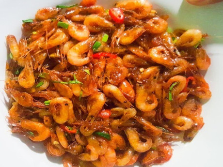 Rang tôm bao năm giờ mới biết không cần cầu kỳ, chỉ cho 2 thứ này tôm cực giòn ngon lại có màu đỏ hấp dẫn