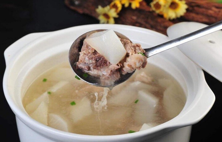 Hầm xương lấy nước nấu canh, thêm một nguyên liệu này nước xương trong, béo ngậy thơm hơn bình thường - 4