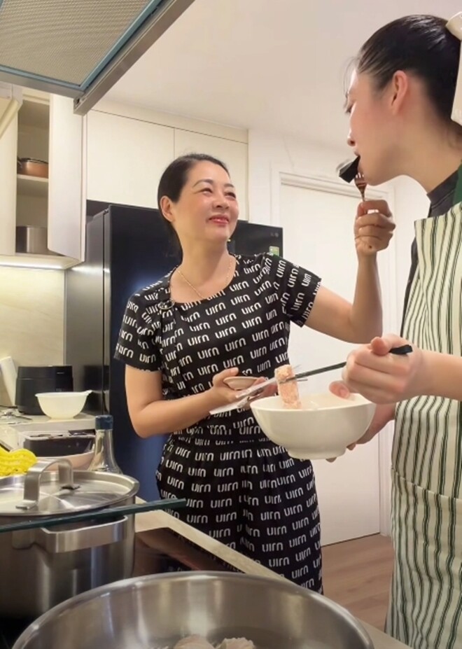 Nấu ăn cho mẹ nhưng chính nàng hậu lại là người nhận được sự quan tâm ngược lại. Vừa làm, mẹ vừa động viên, sợ con gái cực quá. Nấu món ăn chiêu đãi mẹ mà thấy mãi chưa xong, Hoa hậu Lương Thùy Linh dí dỏm chia sẻ.