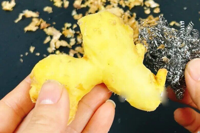 Hóa ra gừng có cách gọt vỏ cực hay, nhanh lại sạch mà rất ít người biết - 4