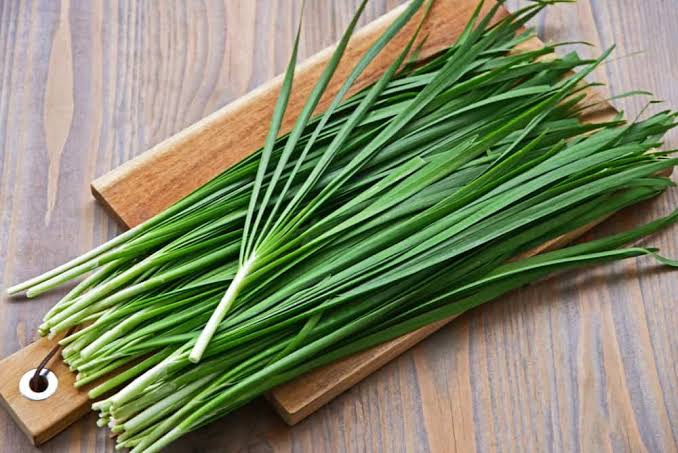Trứng xào với lá này chưa đầy mấy phút là xong, vừa rẻ lại ngon bổ, hấp dẫn hơn cho hành lá - 1