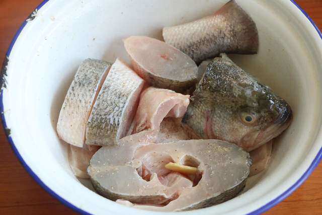 Kho cá mãi nhưng vẫn tanh, hóa ra tôi làm sai nhiều bước, giờ biết rồi bảo sao món cá kho ngon hẳn - 2