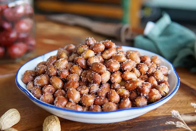 Làm lạc rang muối đừng cho ngay vào chảo, thêm 1 bước và nguyên liệu này lạc để lâu vẫn giòn - 4