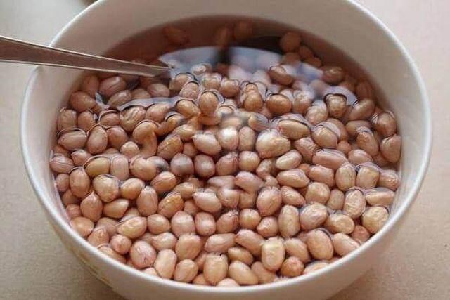 Làm lạc rang muối đừng cho ngay vào chảo, thêm 1 bước và nguyên liệu này lạc để lâu vẫn giòn - 2