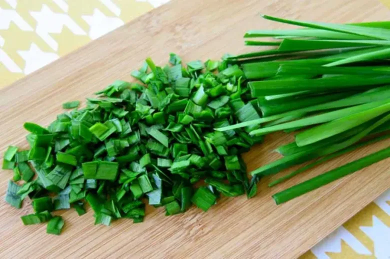 Loại lá mệnh danh là amp;#34;rau của thậnamp;#34;, lại còn tốt cho gan, đem xào với trứng được món vừa rẻ tiền lại ngon bổ - 2