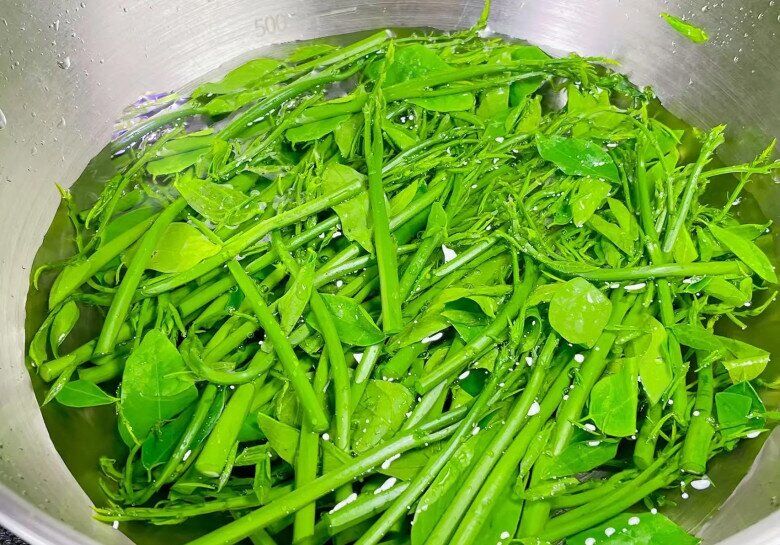 Loại rau thường chỉ nấu canh nhưng xào tỏi cực ngon, mùa hè đang nhiều mua ngay để thanh nhiệt giải độc, cực tốt cho cơ thể - 2
