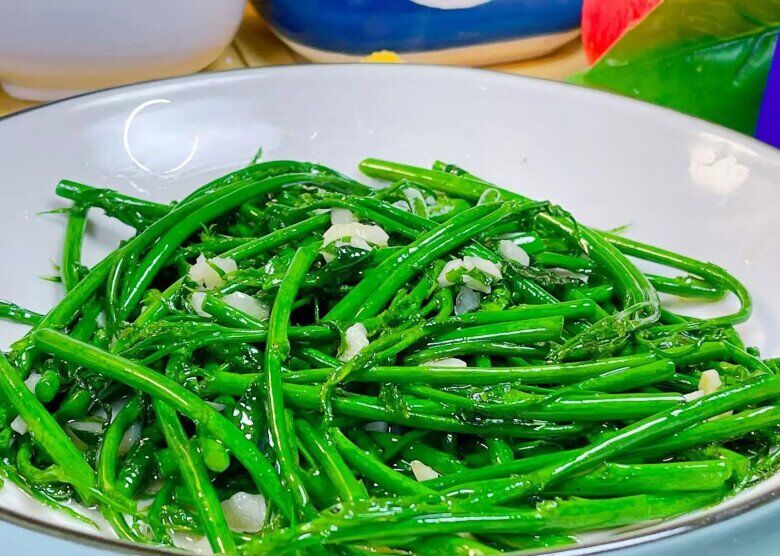 Loại rau thường chỉ nấu canh nhưng xào tỏi cực ngon, mùa hè đang nhiều mua ngay để thanh nhiệt giải độc, cực tốt cho cơ thể - 3