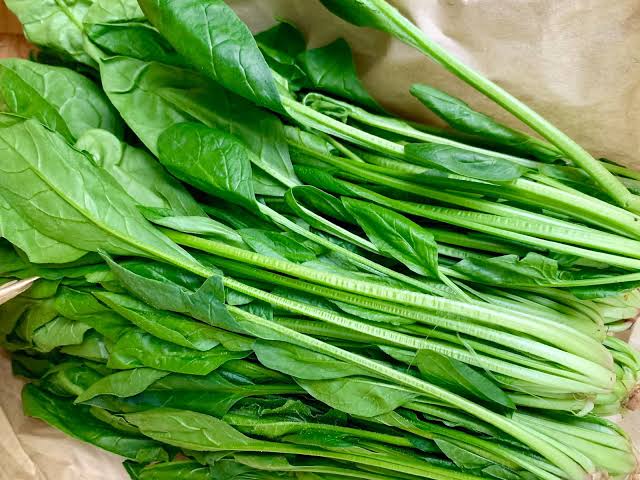 Loại rau vitamin K gấp nhiều lần trứng vịt, bổ từ thân đến lá, đem làm kiểu này được món cực ngon mát ngày hè - 1