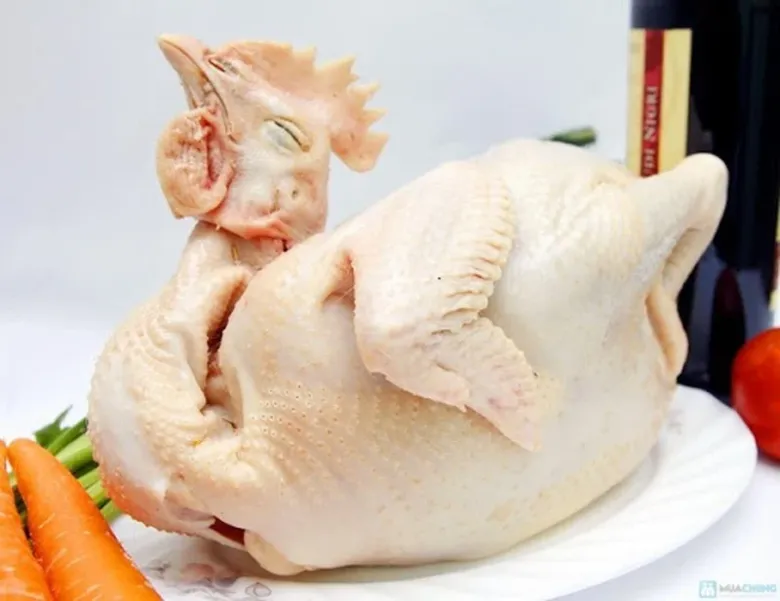 Chicken being rubbed with vinegar or lemon juice