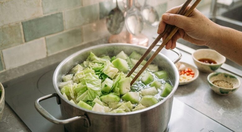 Luộc rau củ quả thập cẩm thì cho vào nồi cùng một lúc hay luộc lần lượt, đầu bếp nói nhiều người làm sai bảo sao không ngon - 2