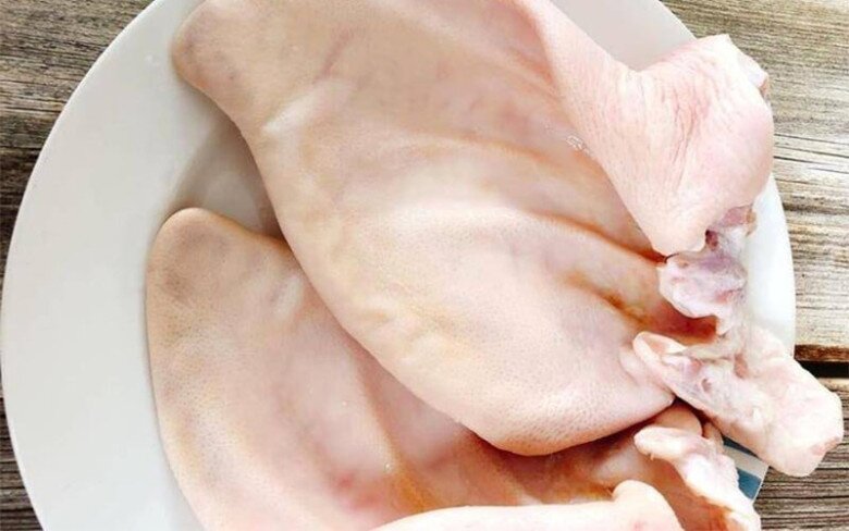 Luộc tai lợn mãi mới biết, phải ngâm vào nước này trước khi thái tai mới trắng đẹp, giòn ngon - 1