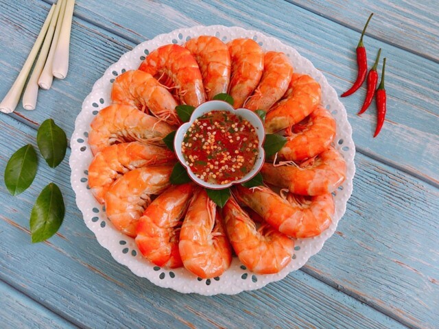 Luộc tôm nên cho vào nước lạnh hay nước sôi? Tùy loại mà cách làm sẽ khác nhau, tôm giữ được độ ngọt, săn chắc - 1
