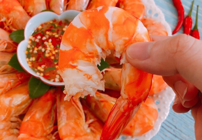 Luộc tôm nên cho vào nước lạnh hay nước sôi? Tùy loại mà cách làm sẽ khác nhau, tôm giữ được độ ngọt, săn chắc - 4