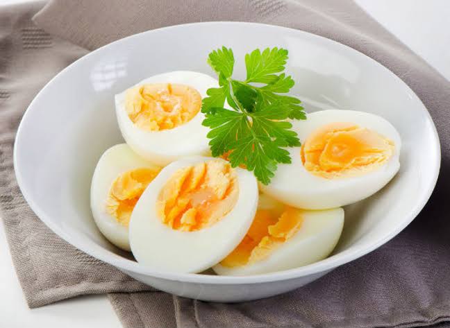 Luộc trứng dùng nước sôi hay lạnh đều sai bét, đây mới là nước cần dùng ai nghe thấy cũng phải khen hay - 4