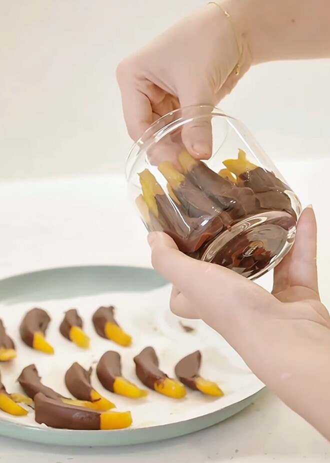 Sau khi để trong tủ lạnh từ 1-2 tiếng cho lớp vỏ ngoài đông cứng lại, thành phẩm được xếp gọn gàng vào hũ thủy tinh kín để bảo quản.