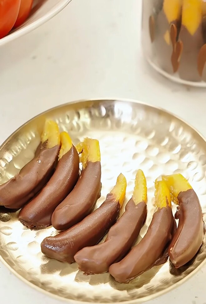 Một đĩa chocolate nhân vỏ cam sang xịn mịn chuẩn phong cách 5 sao đã sẵn sàng để dọn ra cho cả gia đình cùng thưởng thức.