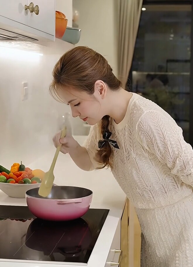 MC Đan Lê tập trung quan sát chảo xên, đợi cho đến khi phần nước cốt cô lại gần hết và vỏ cam chuyển sang màu vàng trong đẹp mắt.