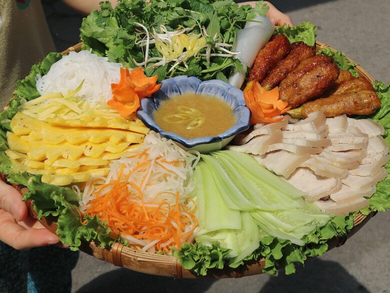 Mâm cỗ này là gồm các món để cuốn với bansht ráng như nem lụi, thịt ba chỉ luộc, bún, rau thơm, củ quả tươi.