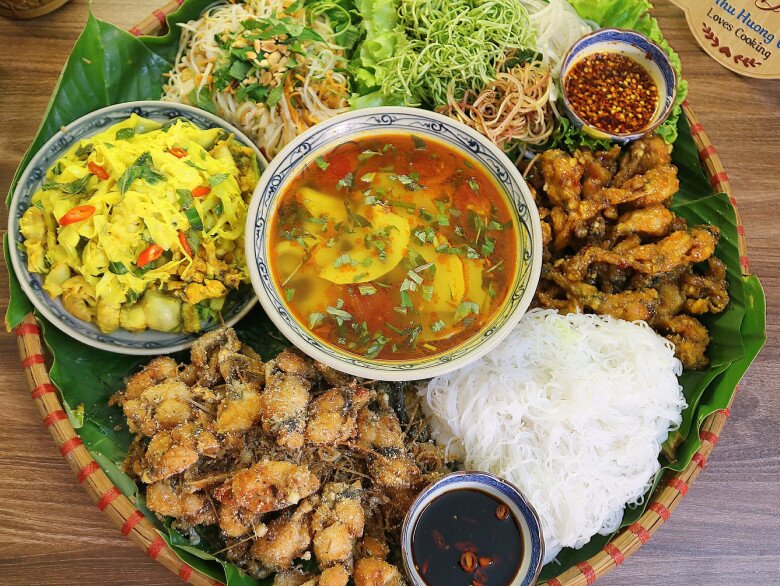 Mẹt này gồm các món ếch như măng xào ếch, canh măng, ếch rang muối, đùi ếch chiên sốt chua ngọt, nộm.