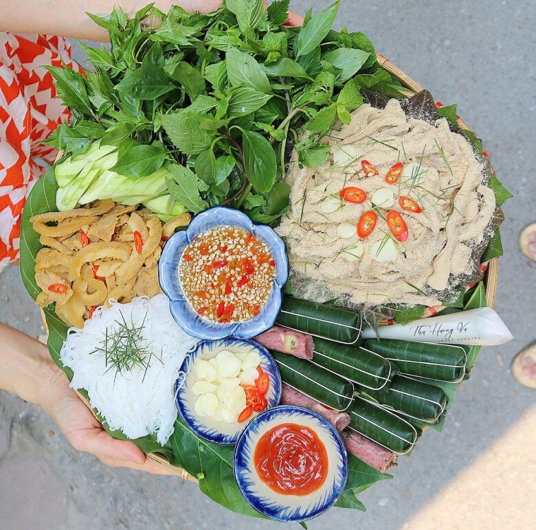 Tiếp theo cũng là một mẹt cuốn rất phong phú nguyên liệu với nem tai thính, thịt chua, nem chua, rau thơm.