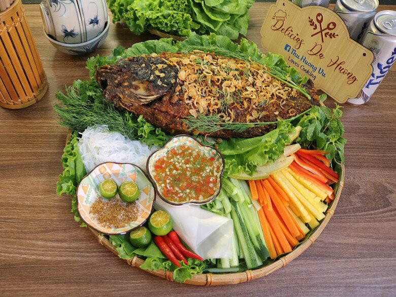 Mẹt cá nướng cuốn bánh tráng với bún, rau củ quả.