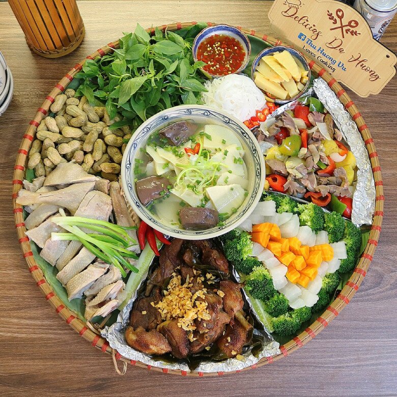 Mẹt ngan với các món hấp dẫn như ngan cháy tỏi, ngan luộc, canh măng ngan, rau củ quả luộc, mề gà xào, măng ớt, lạc luộc.